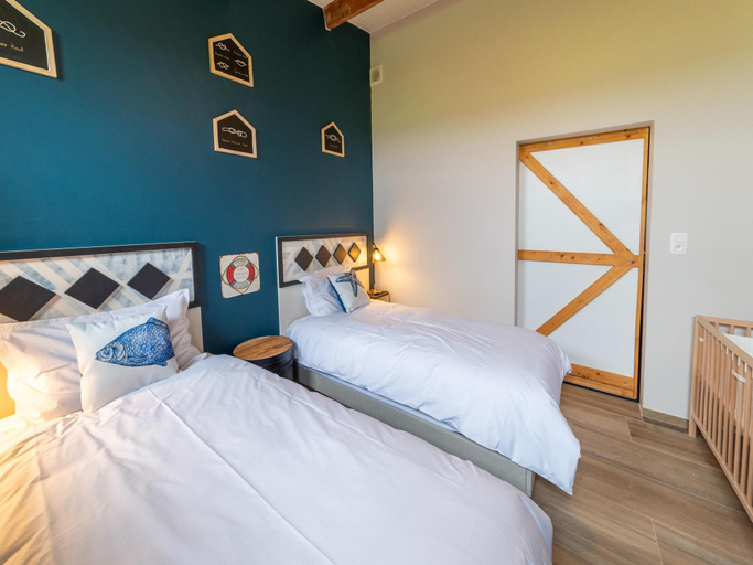 Others 5, Elegant Place in Goesnes, Namur