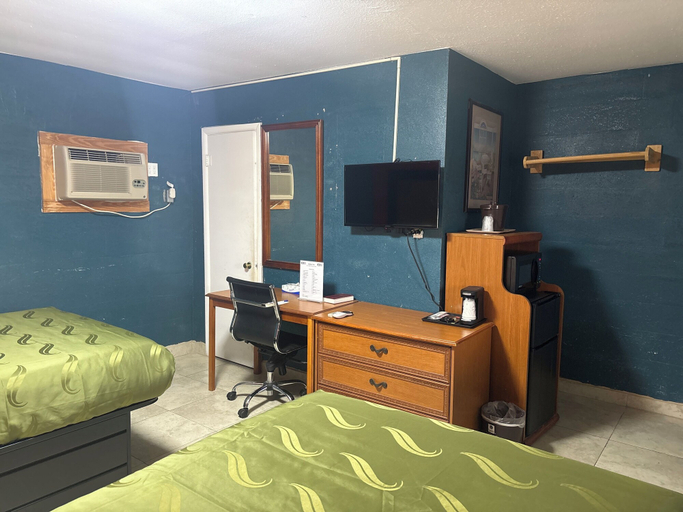 Bedroom 2, Budget Inn, Montague
