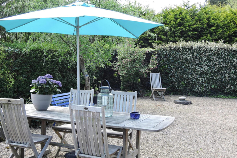 Outdoor dining, Natural Stone House With Maritime Flair, Finistère
