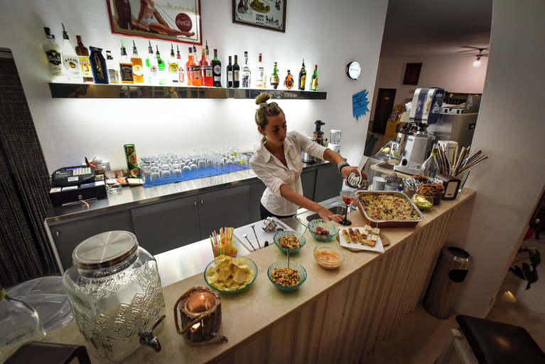 Food & Drinks