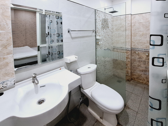 Bathroom 2, RedDoorz Syariah near Lippo Plaza Batu, Malang