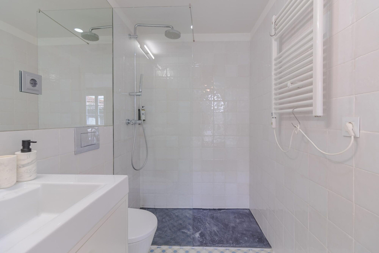Room 3, Tower 4T in Oporto With 1 Bathrooms, Porto