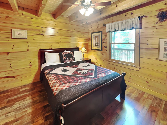Bedroom 3, Lazy Cub Lodge, Sevier