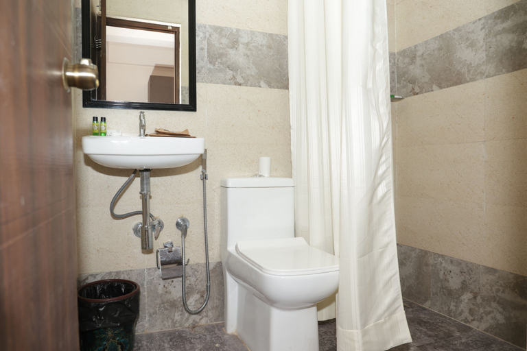 Bathroom 3, Nazri Hotel, North Goa
