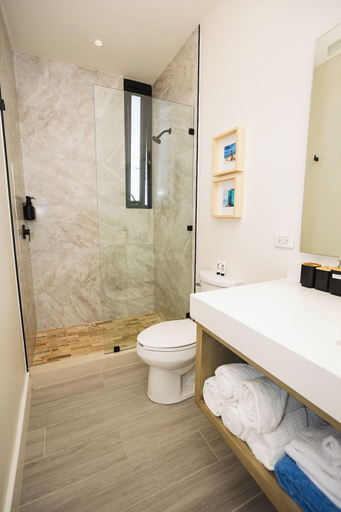 Bathroom 3, Arihini Deluxe Apartments, Roatán