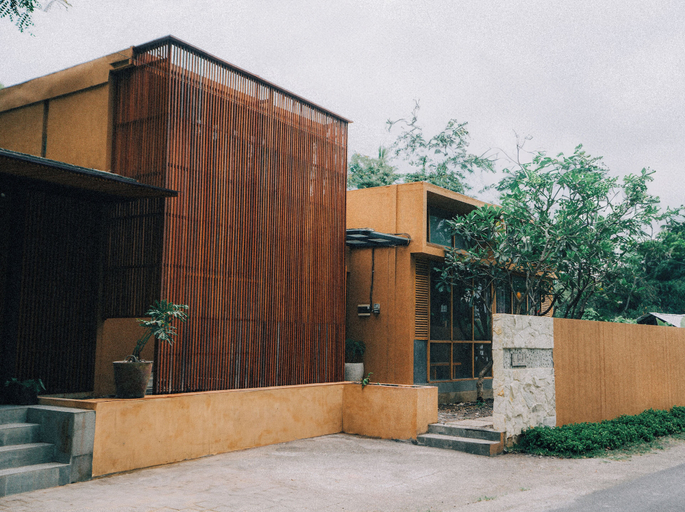 Exterior & Views