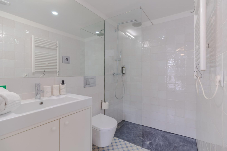 Room 4, Tower 4T in Oporto With 1 Bathrooms, Porto