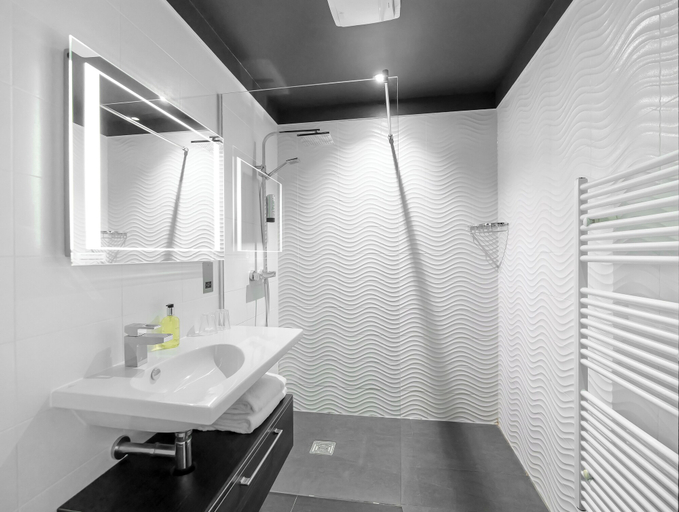 Bathroom 3, Wharton Park Golf & Country Club, Worcestershire