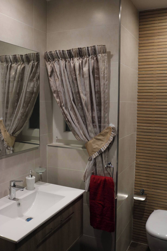 Bathroom 2, Seafront Studio Apartment