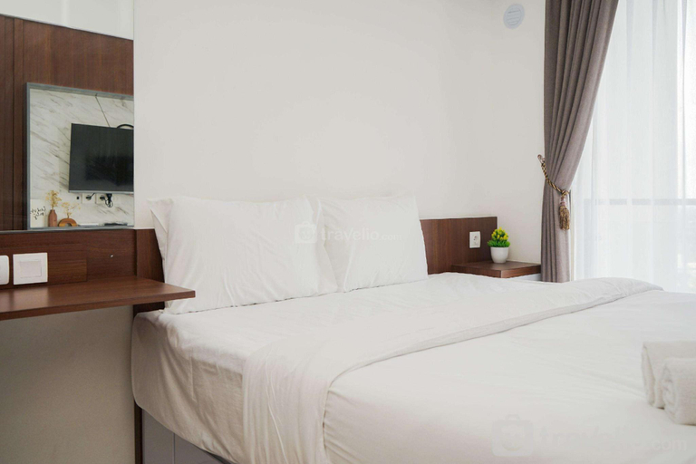 Bedroom, Nice Minimalist Studio @ Sky House BSD By Travelio, South Tangerang