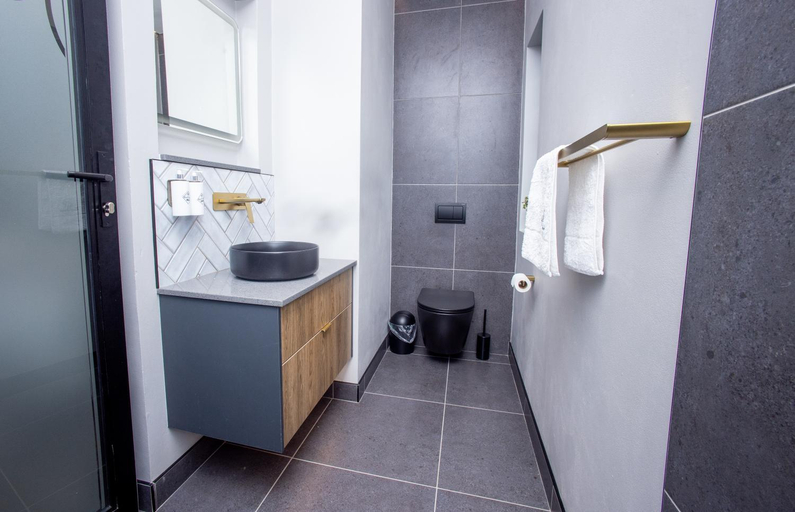 Bathroom 3, Coral Wood Self Catering Suites and B&B, Buffalo City
