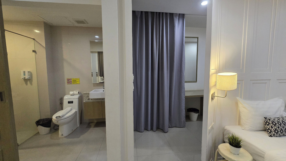 Bathroom 16