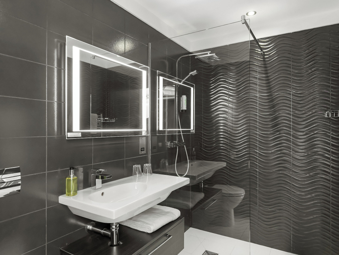 Bathroom 3, Wharton Park Golf & Country Club, Worcestershire