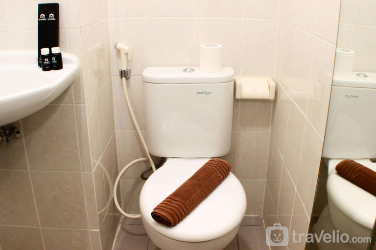 Bathroom 3, Stunning Comfy Studio Thamrin District By Travelio, Bekasi