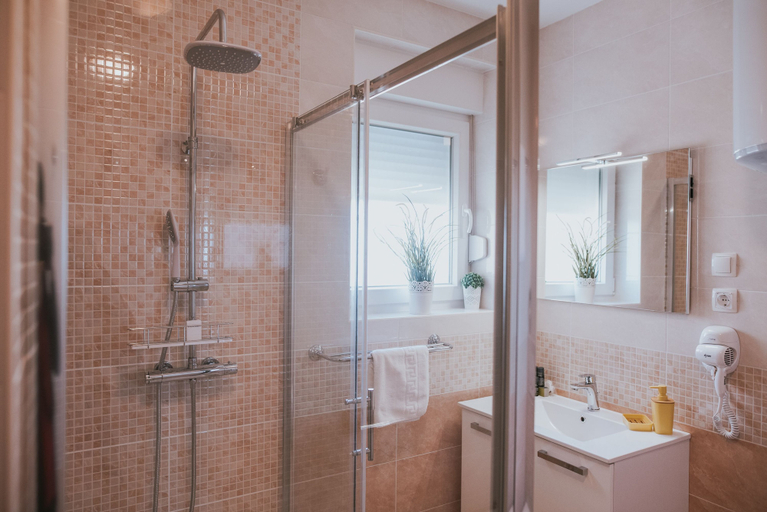 Bathroom 3, Poolside Hideout Apartments, Novalja