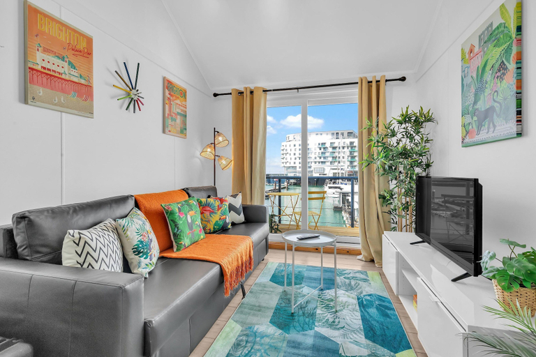 Room 5, On the Water 6 With Free Parking By My Getaways, Brighton and Hove