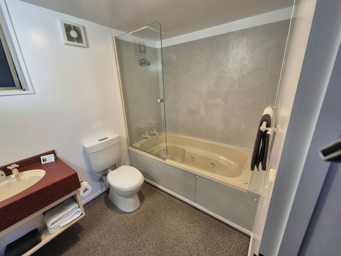Bathroom 4, Alexis Motor Lodge, Dunedin