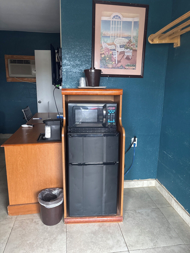 Others 5, Budget Inn, Montague
