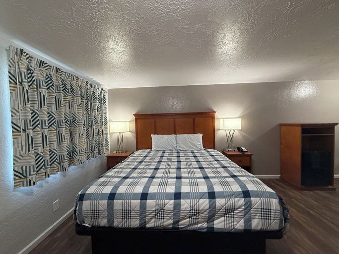 Bedroom 2, Budget Inn Bend, Deschutes