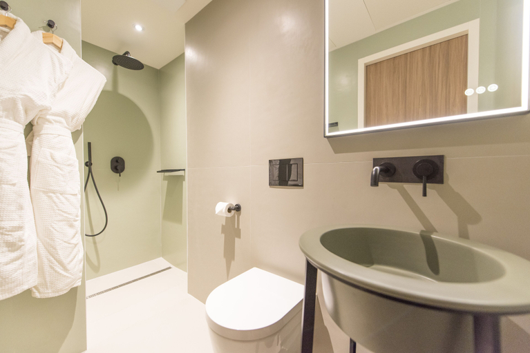 Bathroom 4, L'Anderenis, Gironde