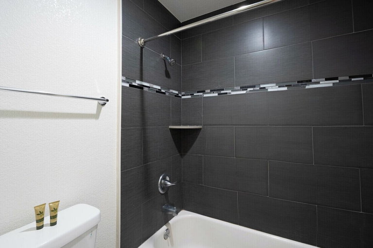 Bathroom 3, Coastal Valley Inn, Monterey