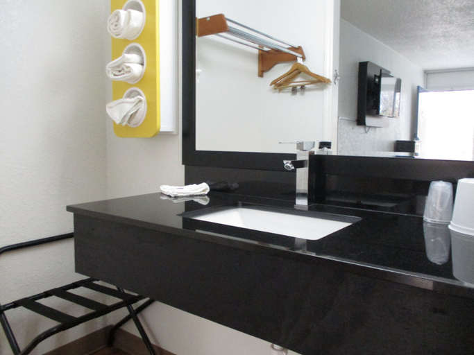 Bathroom, Rodeway Inn Asheboro, Randolph