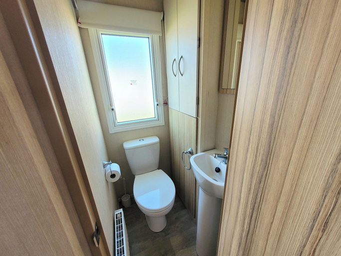 Bathroom 5, St Osyth- Sleeps8-freeparking-wifi-holidaypark, Essex