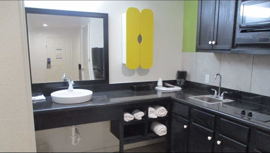 Bathroom 4, Studio 6 Huntsville, TX, Walker