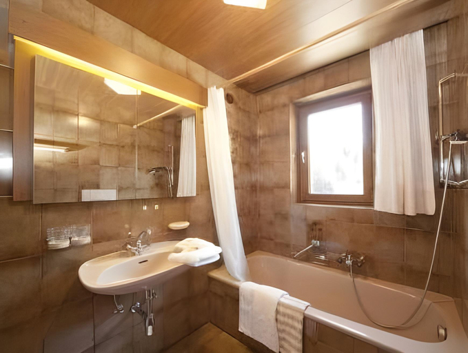 Bathroom 4, Das ALPSPITZ, Reutte