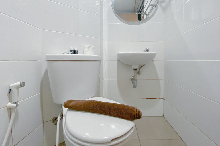 Bathroom 5, Minimalist and Homey Studio Apartment at The Alton By Travelio, Semarang