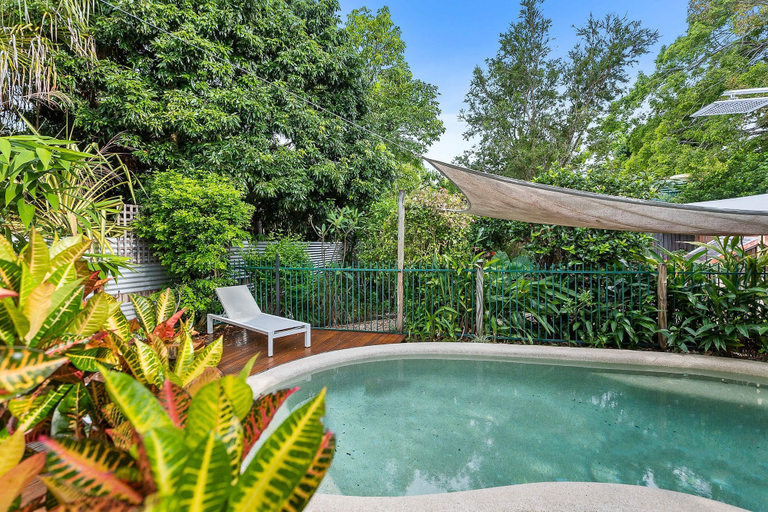 Room 3, Hideout Machans -pool BBQ Beach and Pet Friendly, Cairns