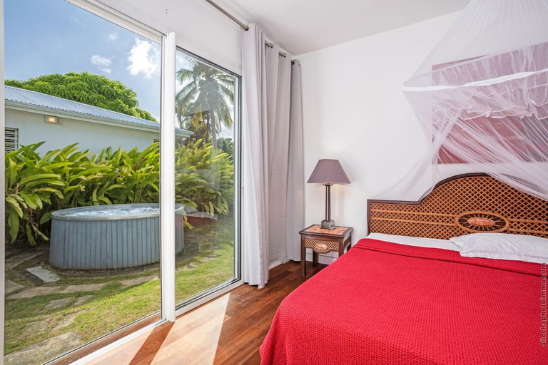 Bedroom 3, Yin & Yang, Sainte-Anne