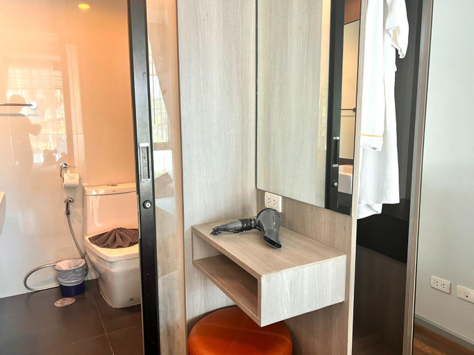 Bathroom 5, Convenient Surin beach condo with pool & gym! 707, Pulau Phuket