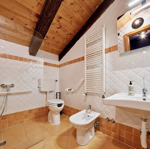 Bathroom 3, Urbanauts Studios Minelli, Trieste