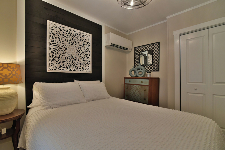 Bedroom 2, Les Petit Maison, Buncombe