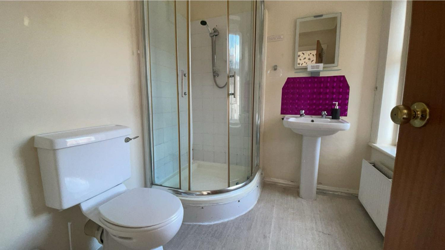 Bathroom 4, White Moon Hotel, Blackpool