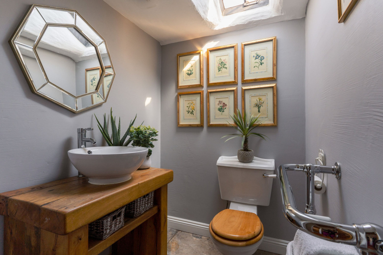 Room 4, The Cottage in Holcombe, Devon
