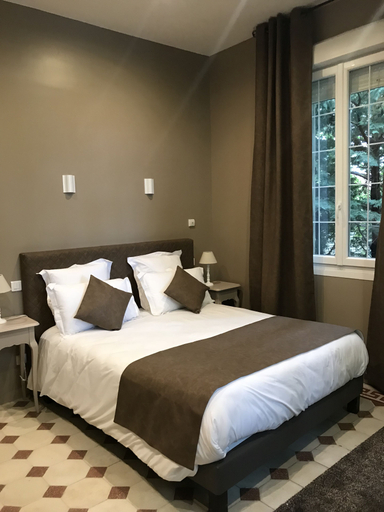 Others 4, Auberge de la Treille, Vaucluse