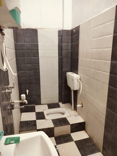 Bathroom 4, Hotel Gayatri Palace, Chandauli