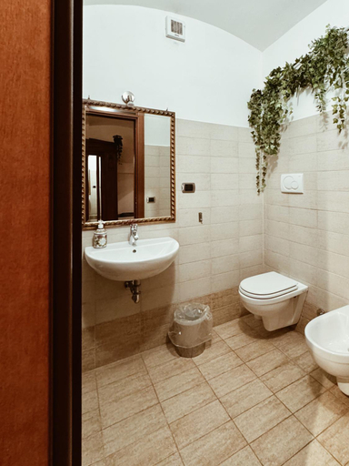 Bathroom 4, Residenza Tritone - Trevi Fountain, Rome