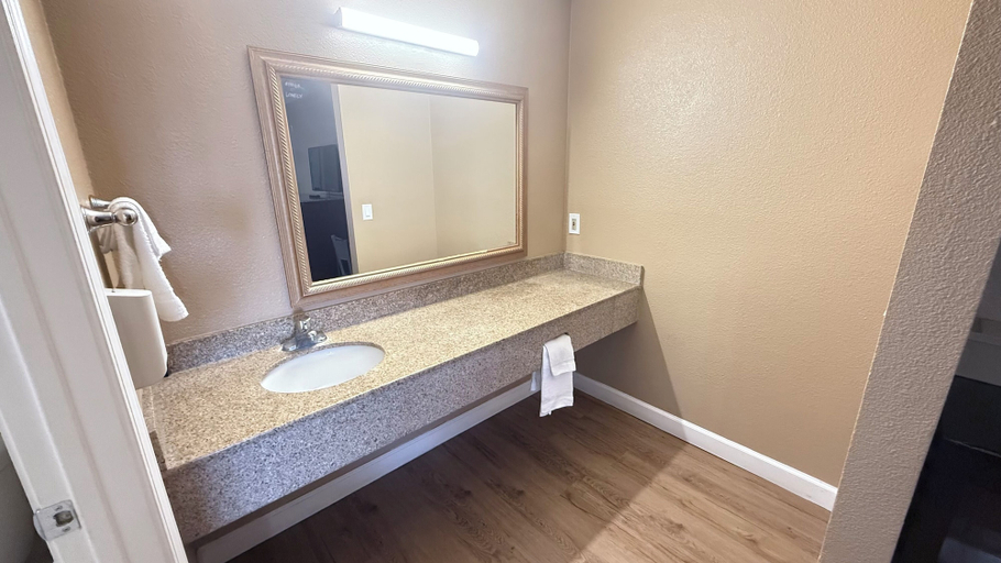 Bathroom 5, Valley Inn, Santa Cruz