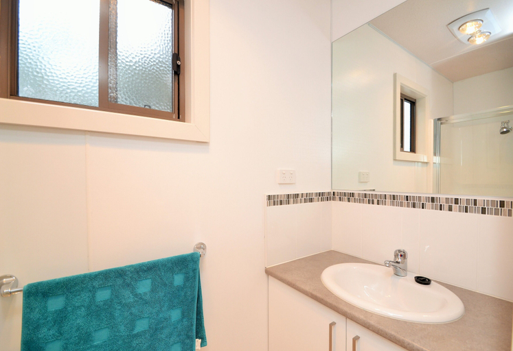 Bathroom 3, Torrumbarry Weir Holiday Park, Campaspe - Rochester