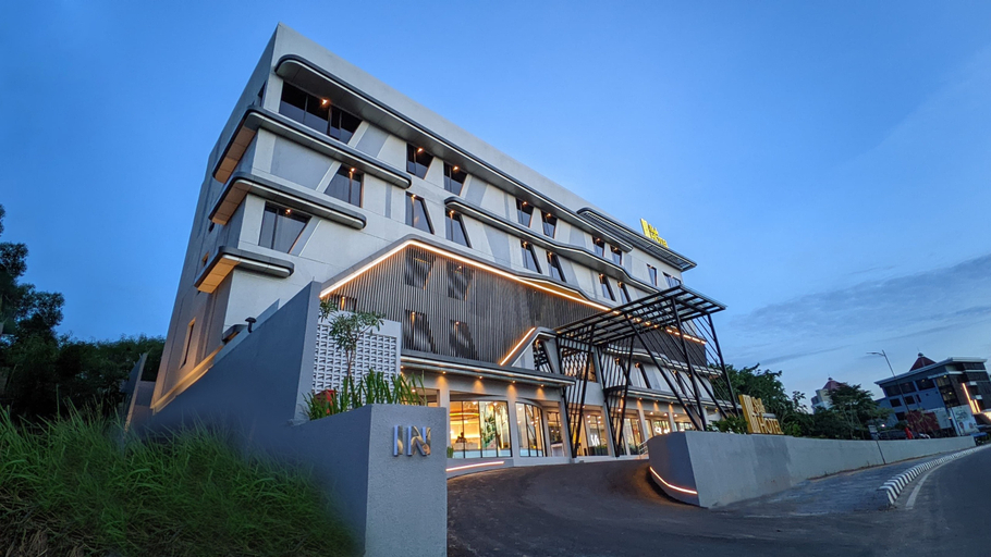 Exterior & Views