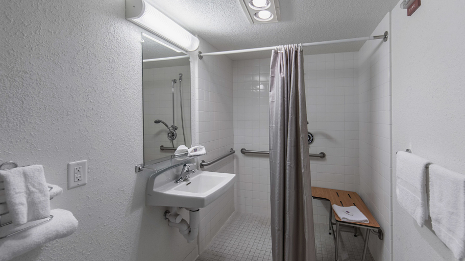 Bathroom 4, Motel 6 Medford, OR - North, Jackson