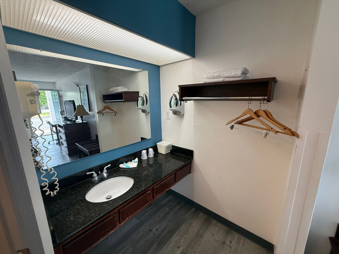 Bathroom 3, Brentwood Inn & Suites, Halifax
