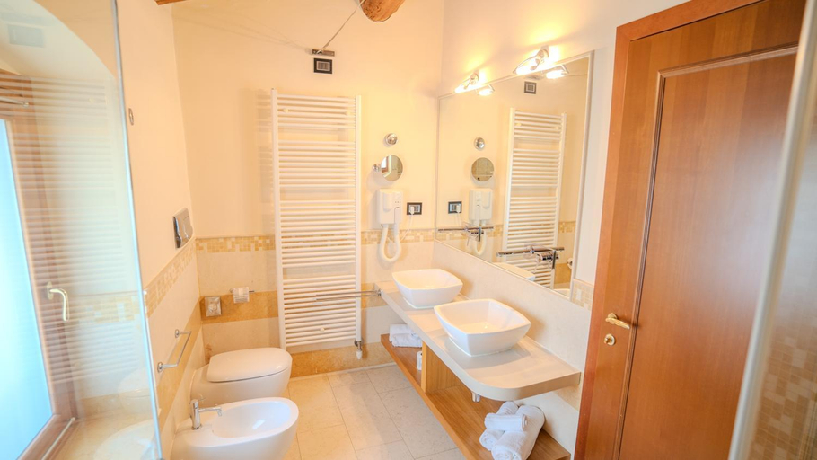 Bathroom 4, Relais Corte Cavalli, Mantua