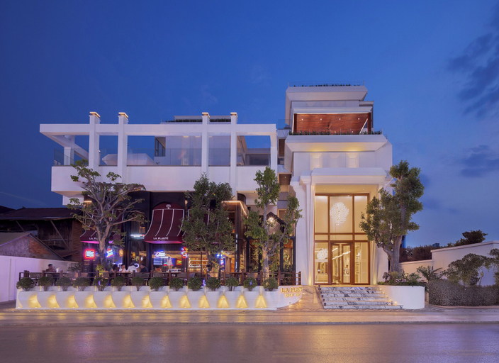 Exterior & Views