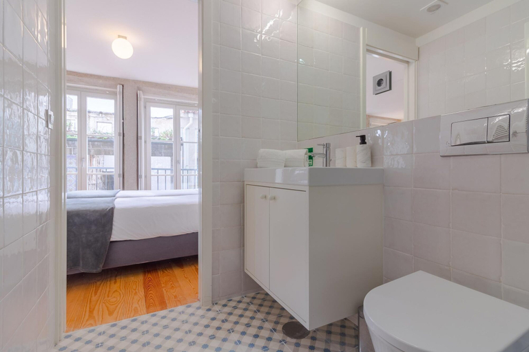 Room 2, Tower 4T in Oporto With 1 Bathrooms, Porto