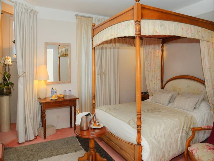 Bedroom 2, Logis Hôtel Du Dauphin, Orne