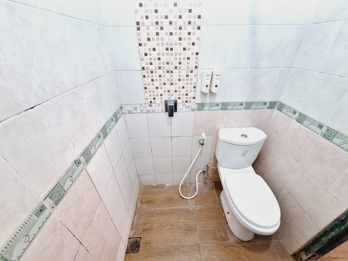 Bathroom 5, RedDoorz Syariah near Lippo Plaza Batu, Malang
